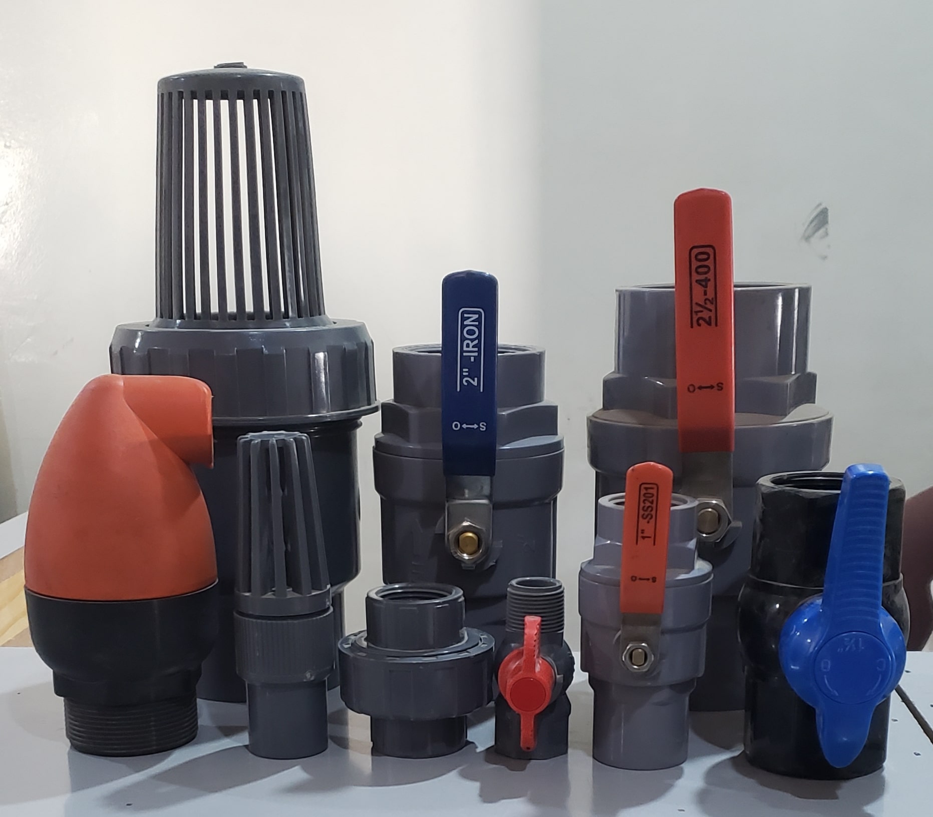 محابس وصممات بلاستيك